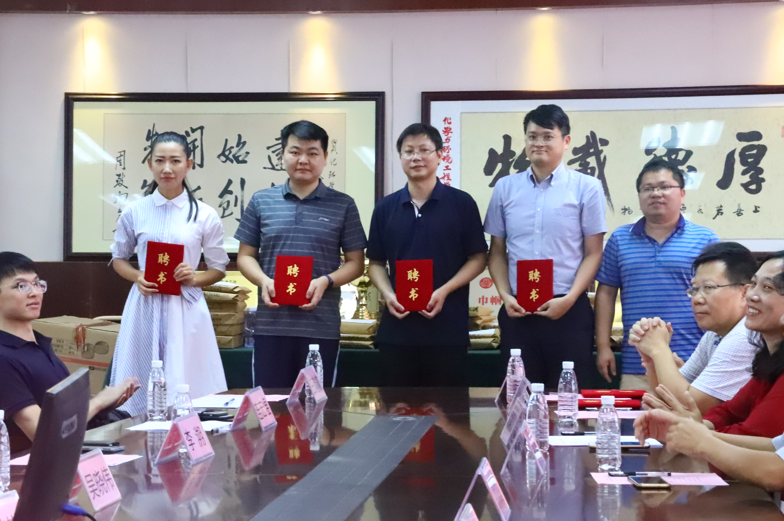 D:\环建学工2019.6\【宣传工作】\【新闻稿】\1 每日大赛动态
\每日大赛
与鹏万里—研途考研东莞分校签署战略合作协议并举行考研导师聘任仪式\4 导师聘任2.jpg