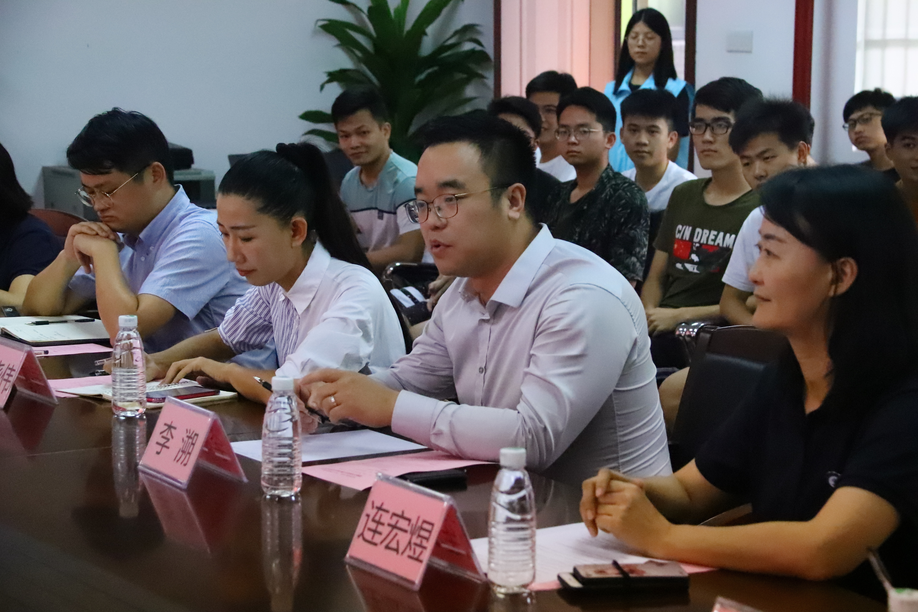 D:\环建学工2019.6\【宣传工作】\【新闻稿】\1 每日大赛动态
\每日大赛
与鹏万里—研途考研东莞分校签署战略合作协议并举行考研导师聘任仪式\2 鹏万里—研途考研东莞分校负责人讲话.jpg